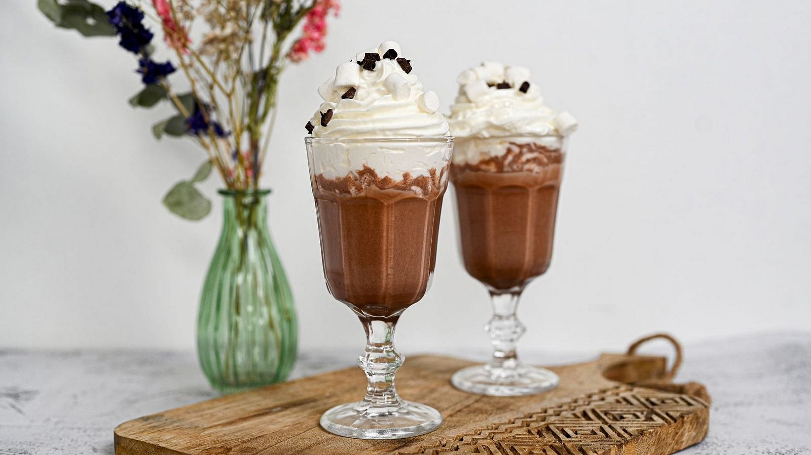 Horká čokoláda se šlehačkou a marshmallows