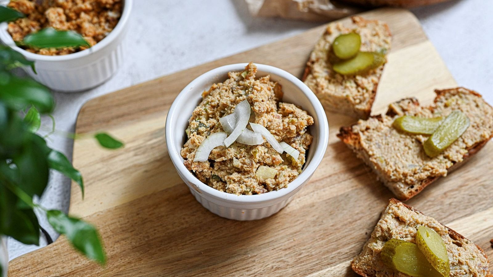 Škvarková pomazánka s kyselou okurkou