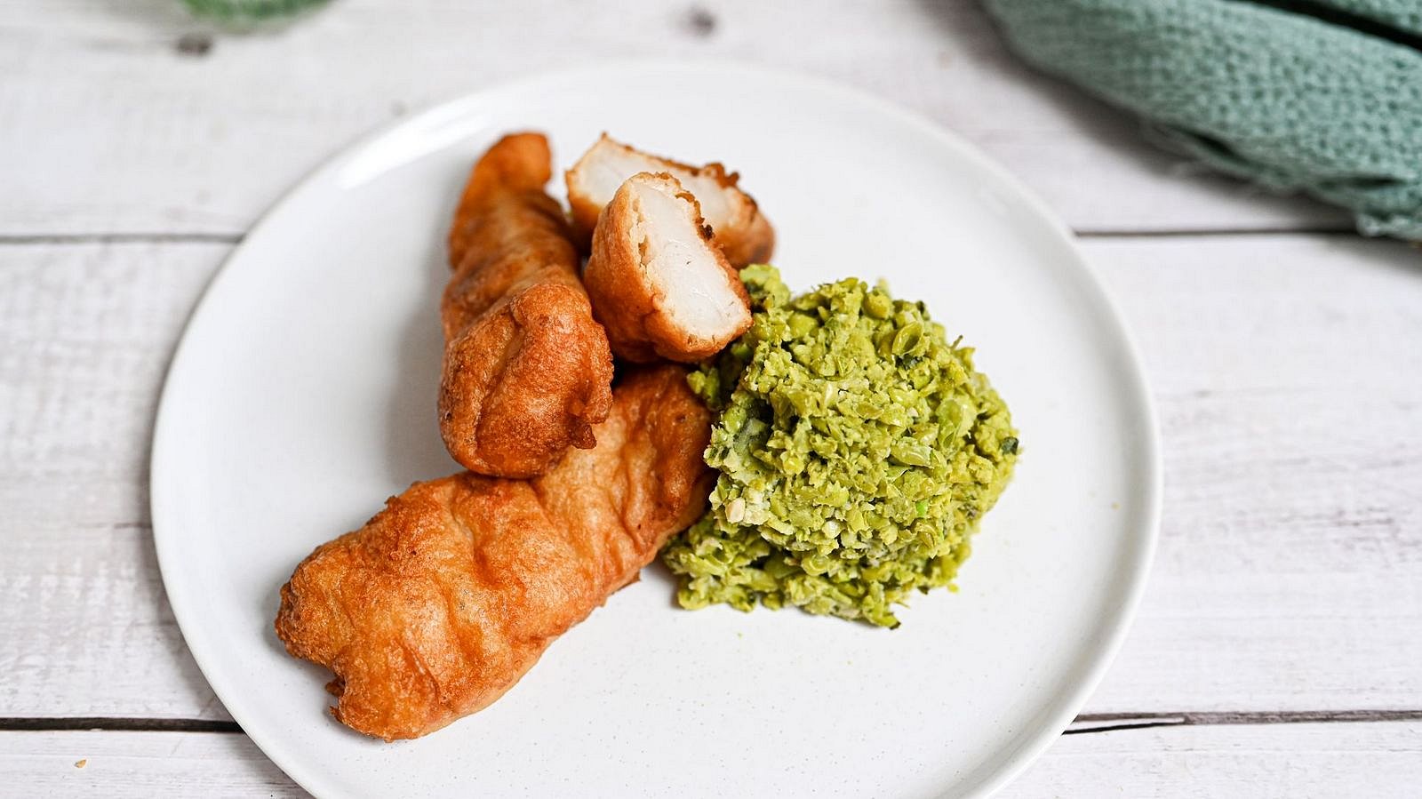 Treska v těstíčku s mačkaným hráškem s mátou