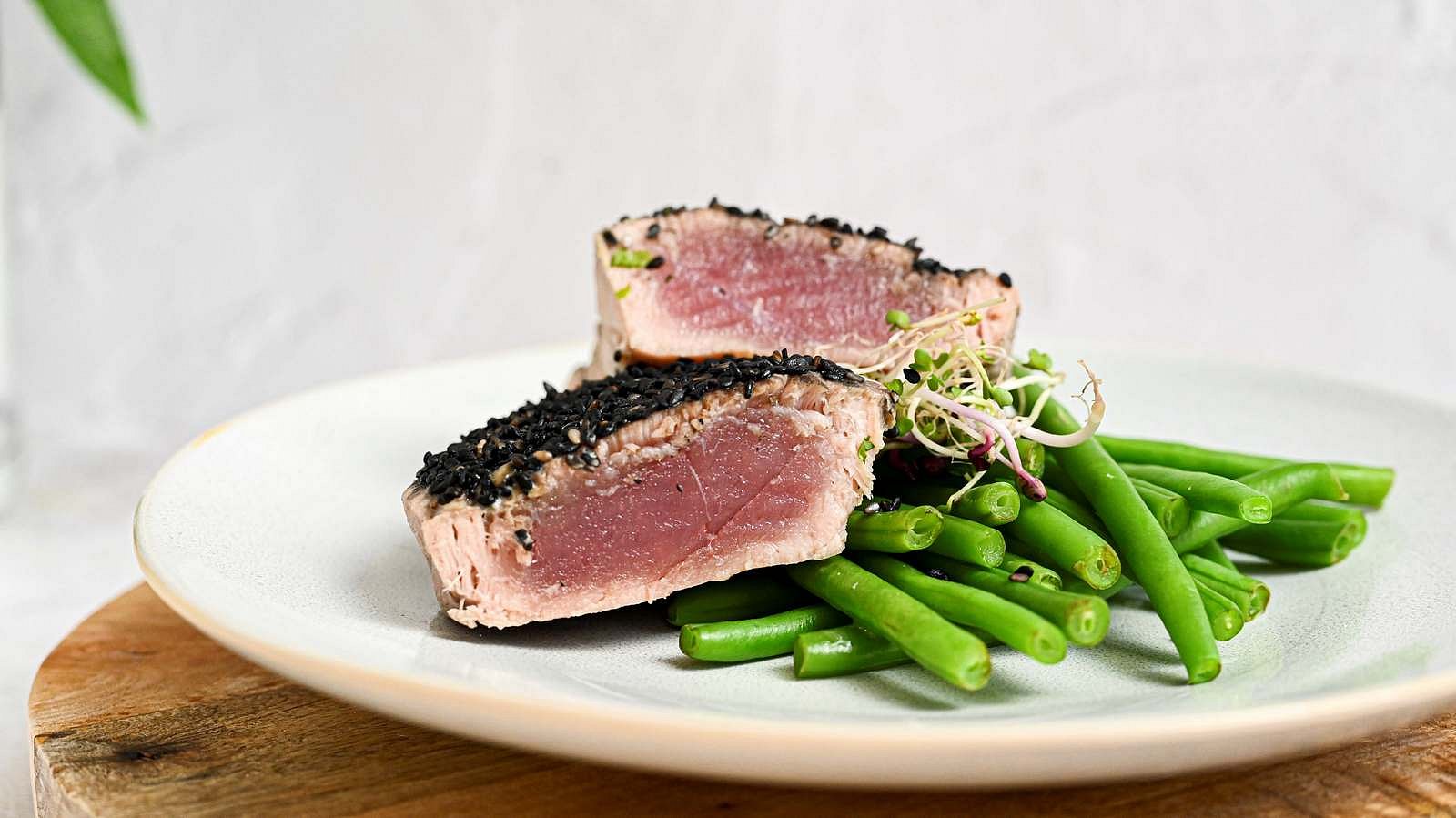 Tuňák se sezamovou krustou a fazolkami