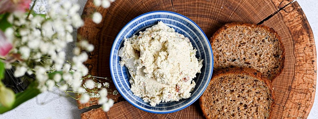 Pomazánka z hráškových klíčků a sušených rajčat