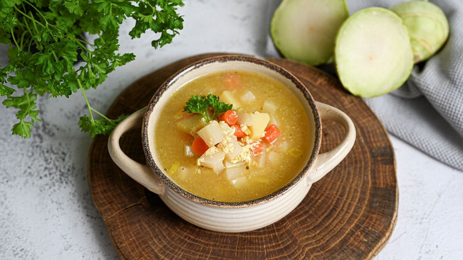 Kedlubnová polévka s vejcem