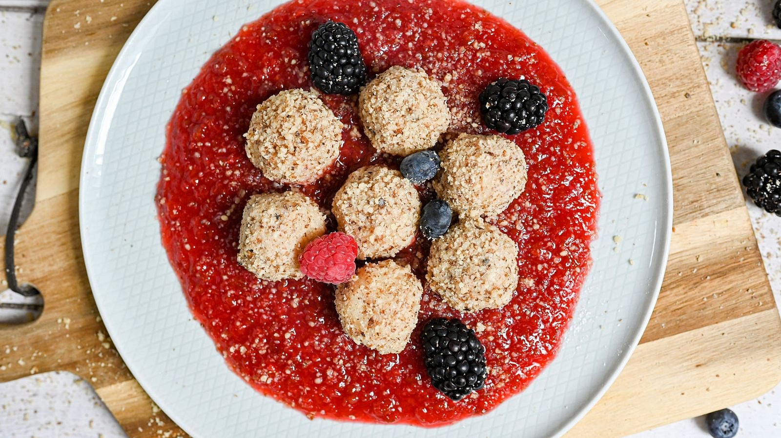 Tvarohové knedlíčky obalené v ořechové strouhance se švestkovou omáčkou