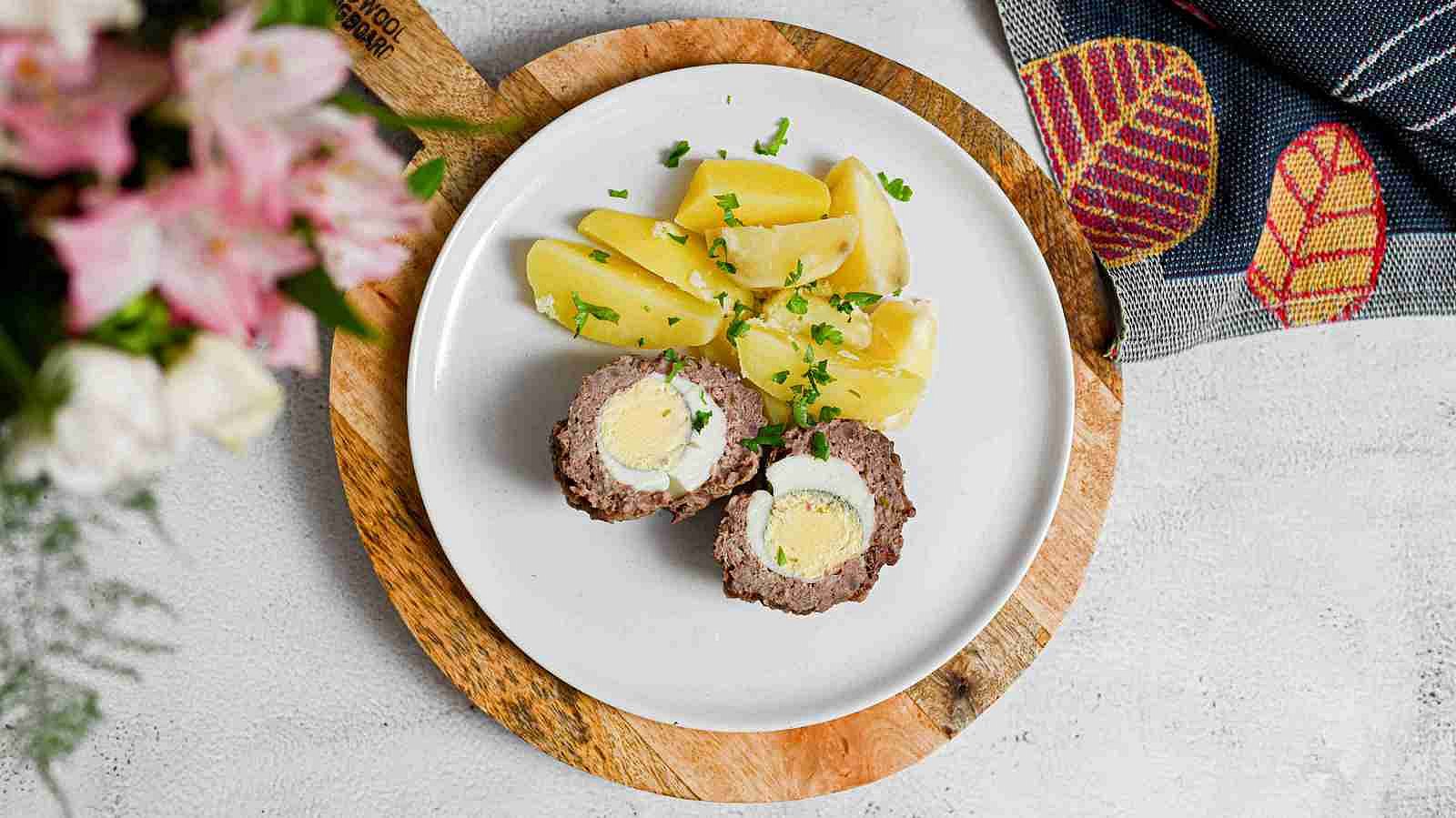 Koule z mletého masa s vejcem