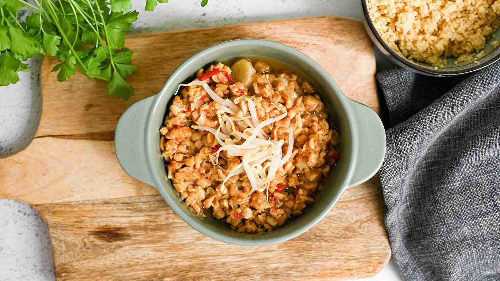 Tempeh se sójovými klíčky a pórkem