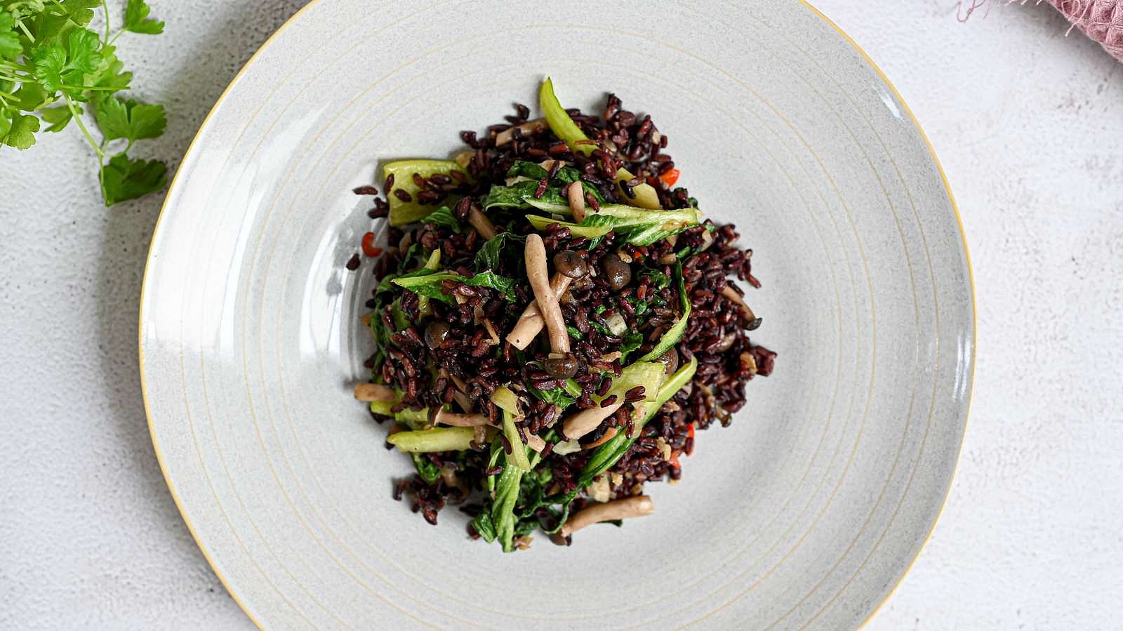 Černá smažená rýže s houbami a pak choi