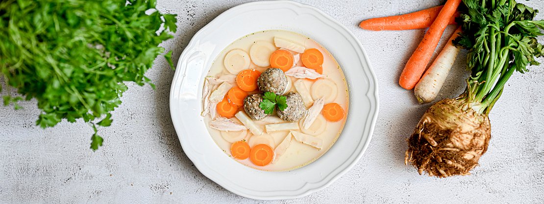 Kuřecí vývar s játrovými knedlíčky