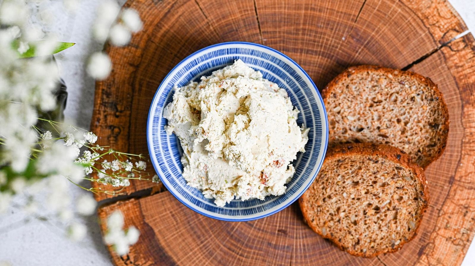 Pomazánka z hráškových klíčků a sušených rajčat