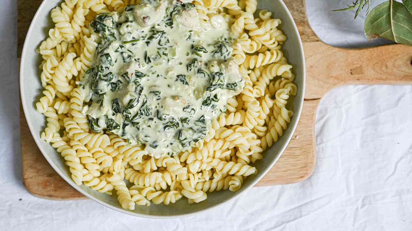 Kuřecí maso se špenátem a těstovinami