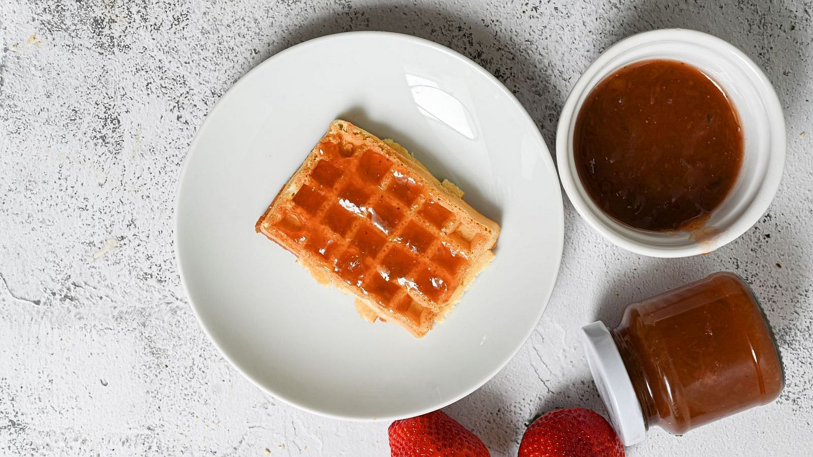 Rebarborová marmeláda s jahodami