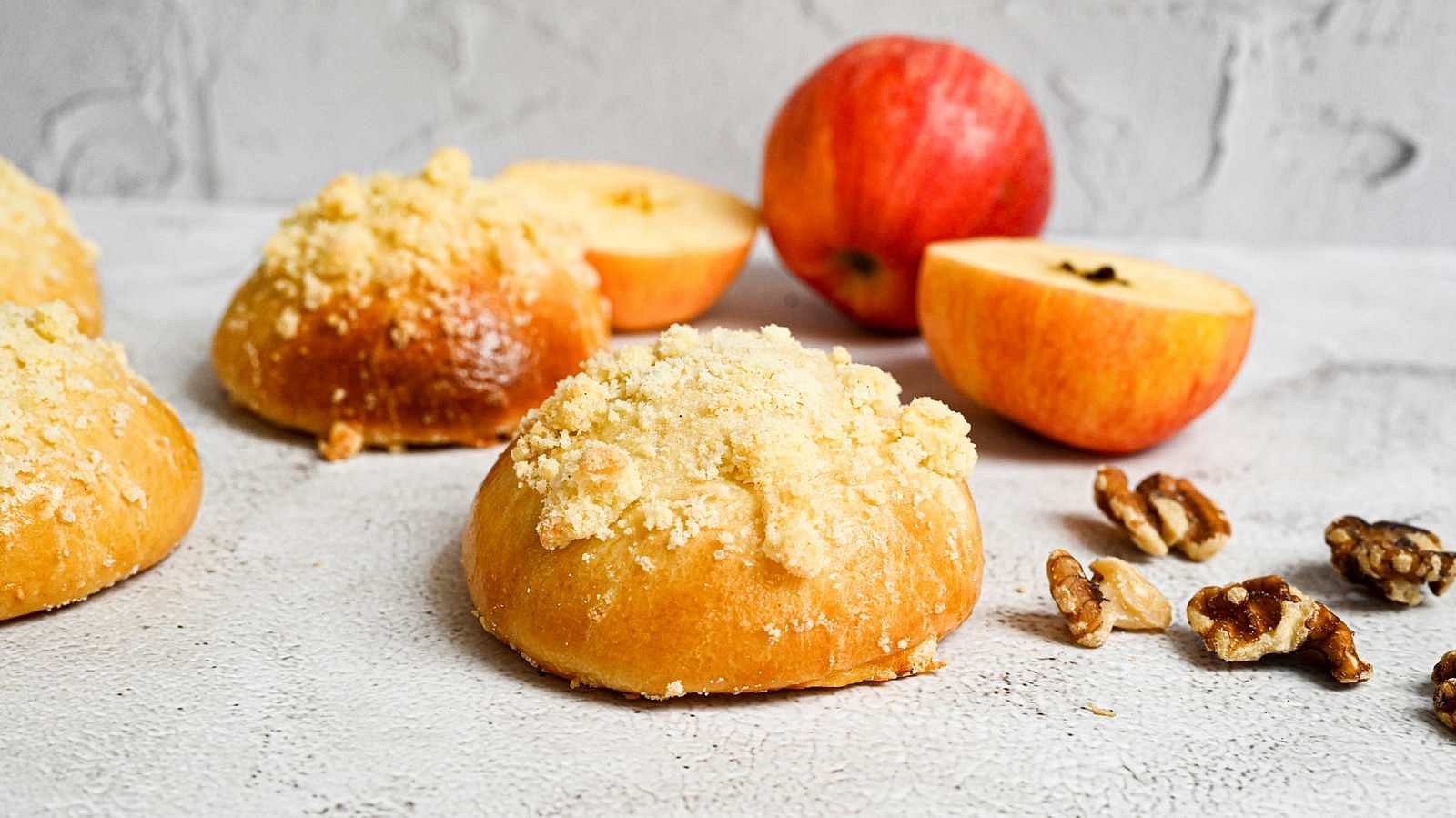 Kynuté koláče s jablky a drobenkou