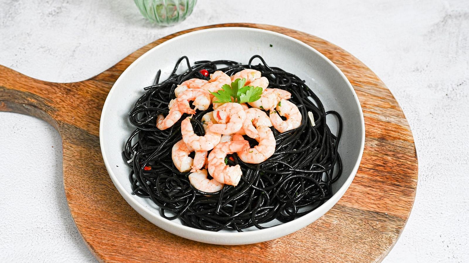 Černé nudle s krevetami