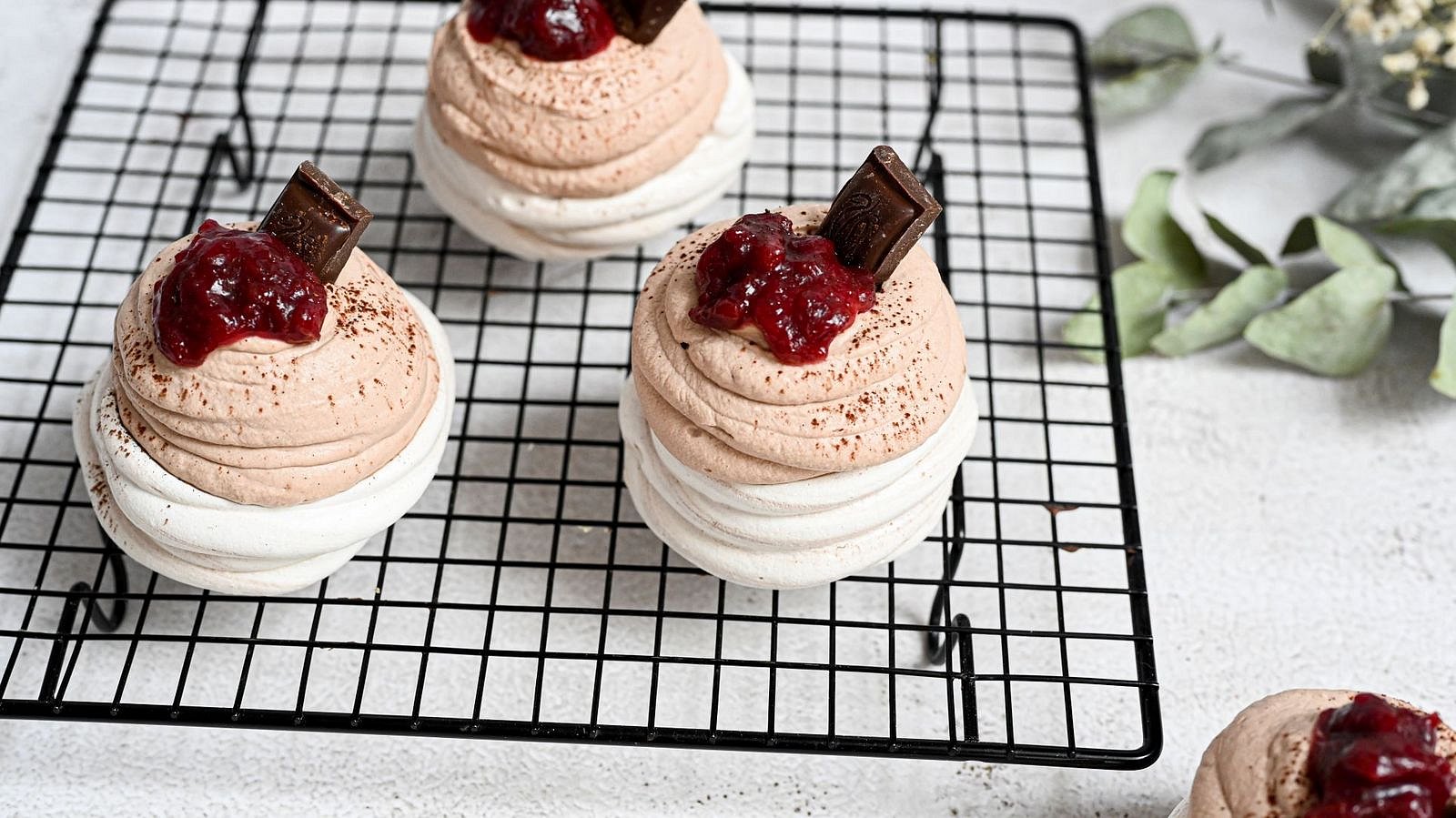 Čokoládová mini Pavlova s višněmi