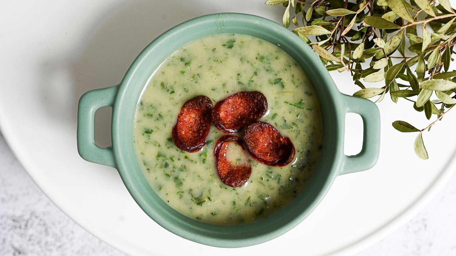 Kopřivová polévka s klobáskou