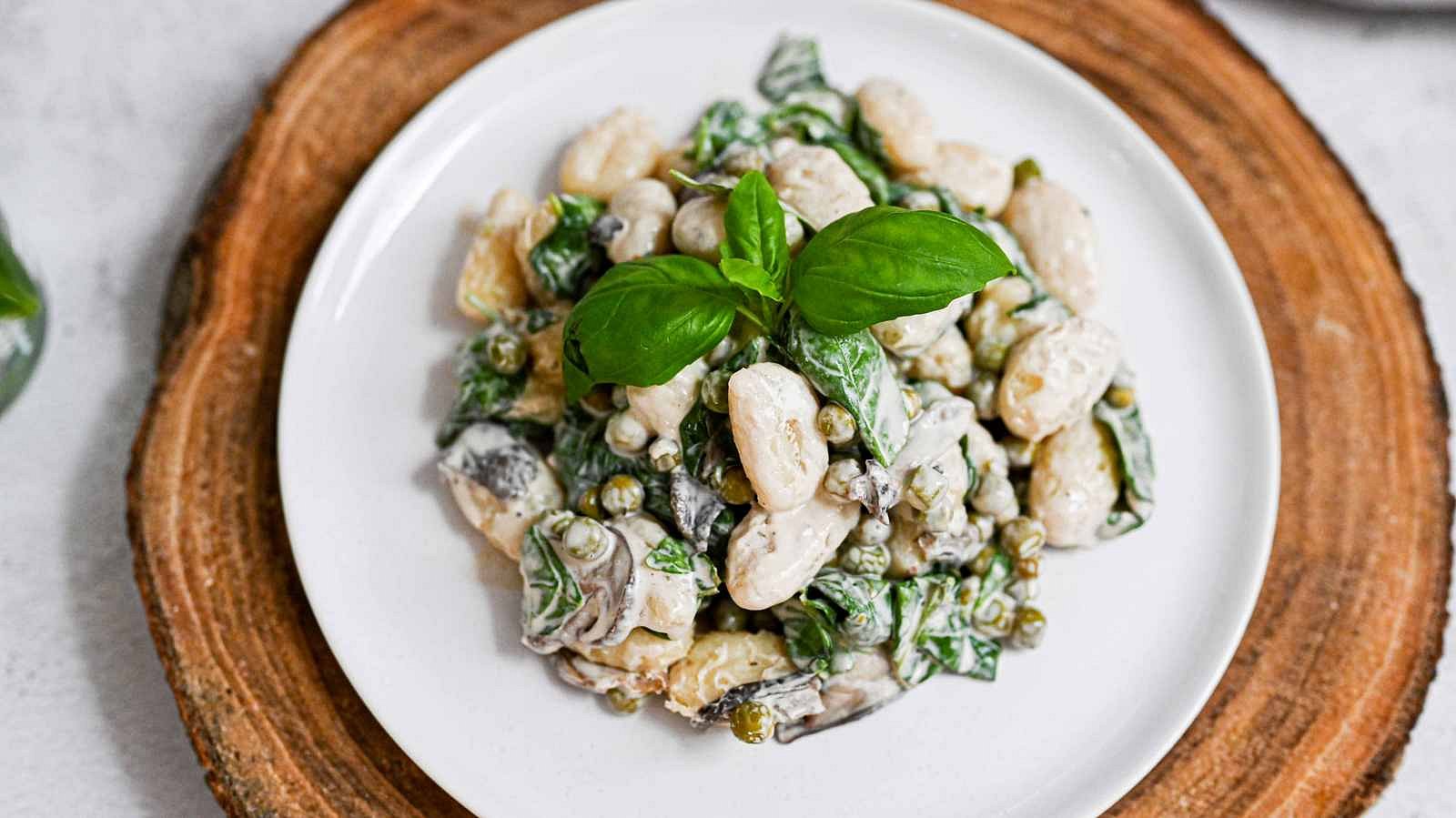 Gnocchi s houbami, hráškem a špenátem