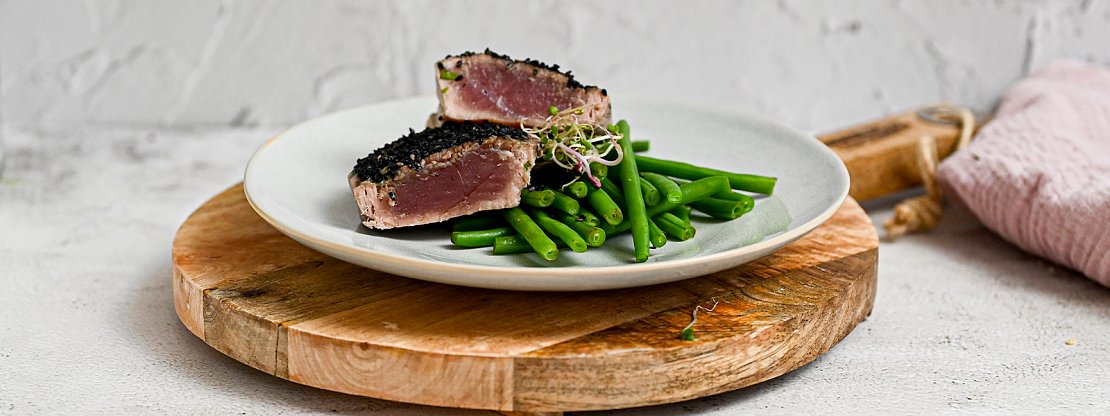 Tuňák se sezamovou krustou a fazolkami