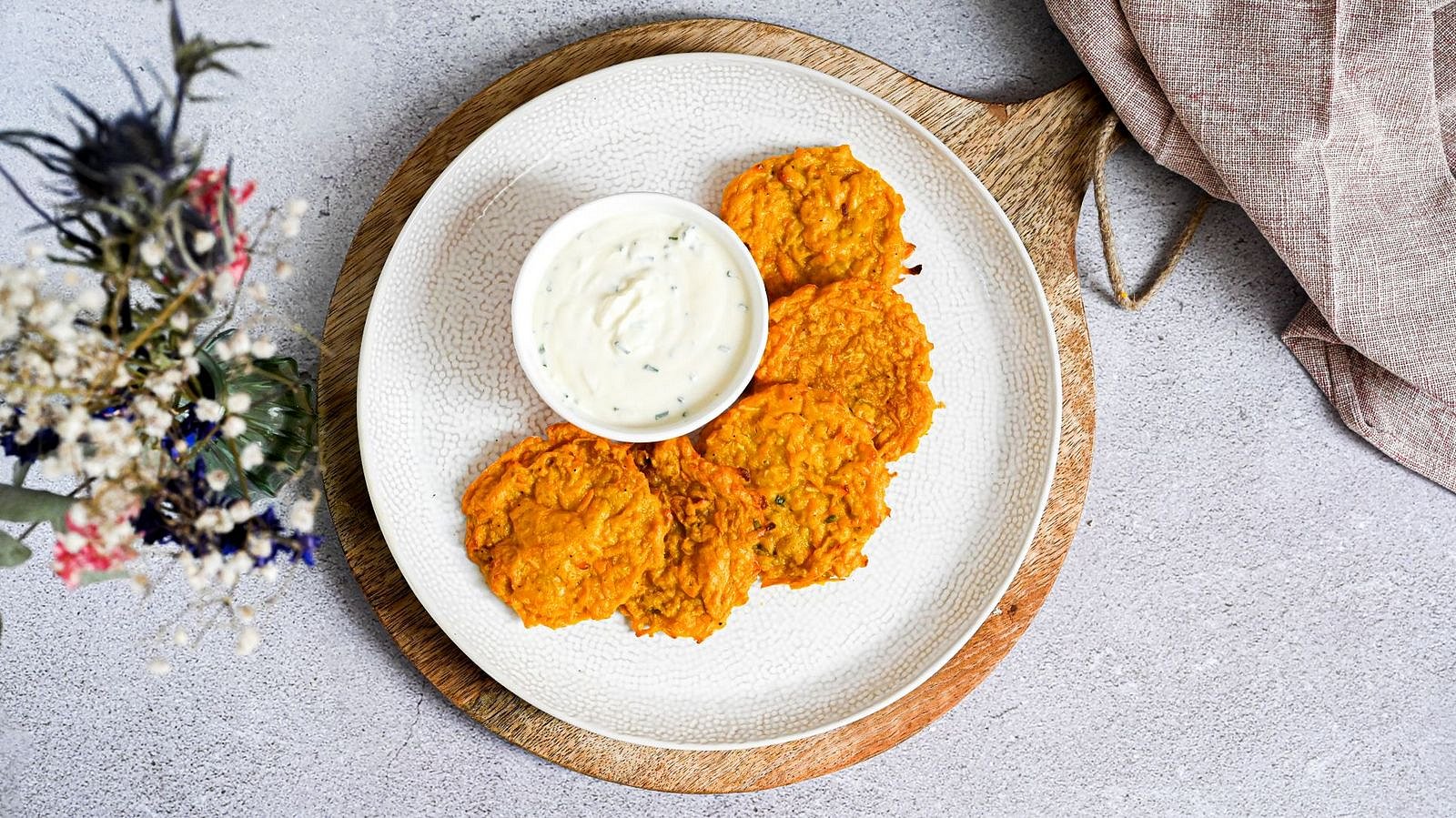 Batátové placičky s bylinkovým dipem