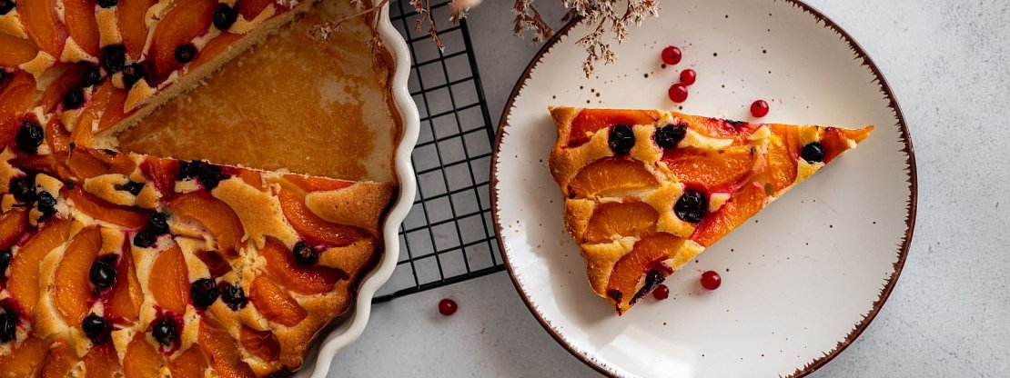 Třený koláč s ovocem