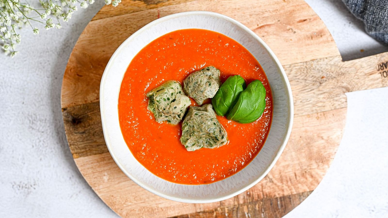 Zelené knedlíčky s rajčatovou omáčkou