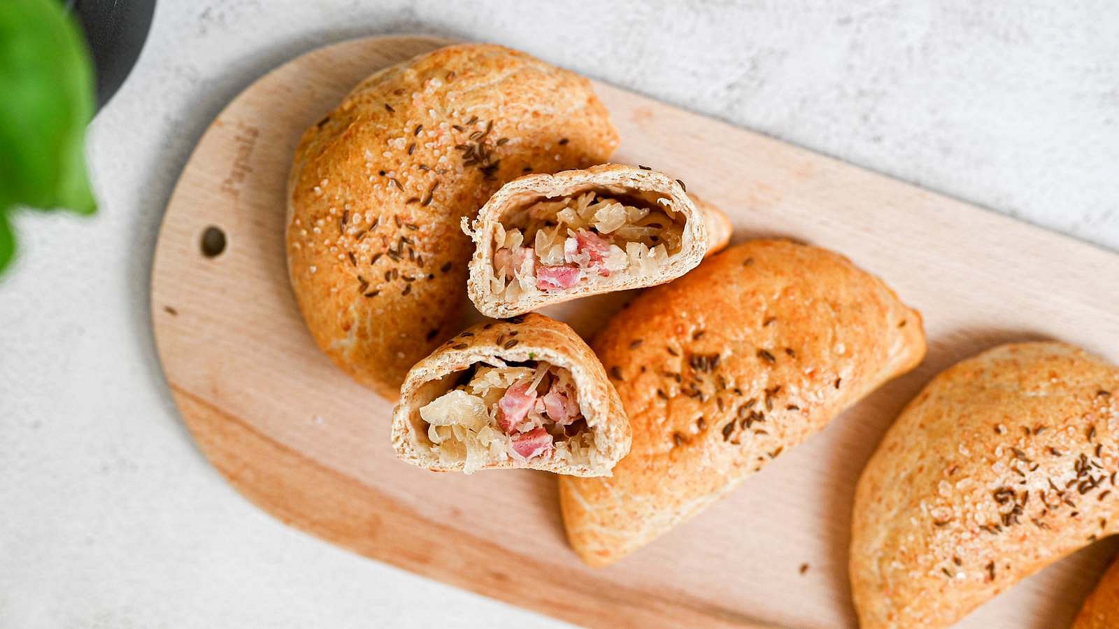 Kynuté kapsy se zelím a slaninou