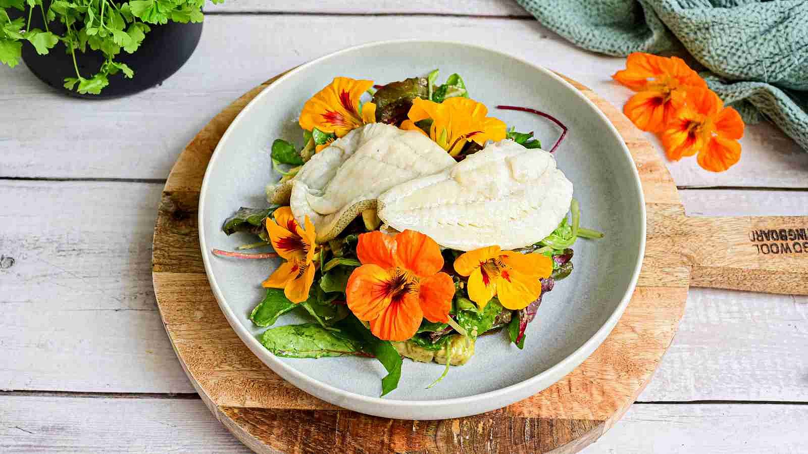 Kambala se salátem z lichořeřišnice