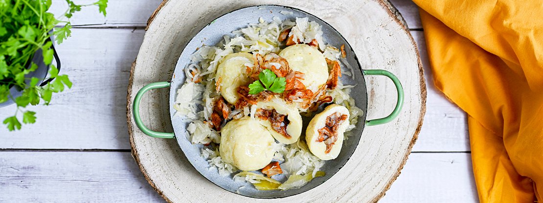 Bramborové knedlíky se škvarkami a zelím