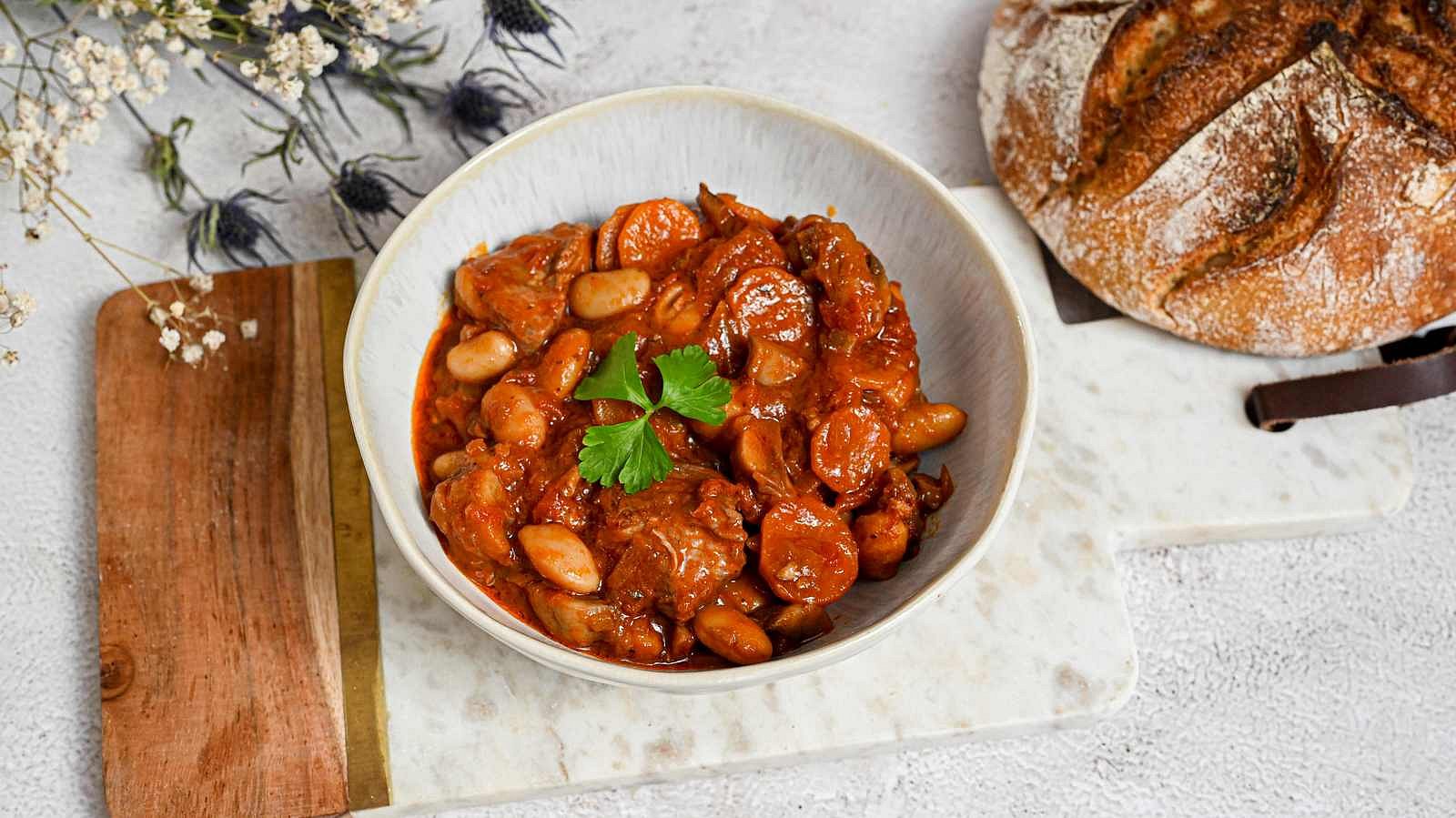 Krůtí maso se žampiony, fazolemi a rajčaty