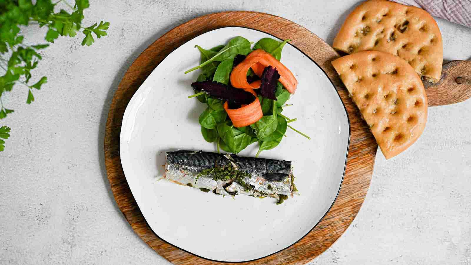 Makrela s medvědím česnekem a petrželí