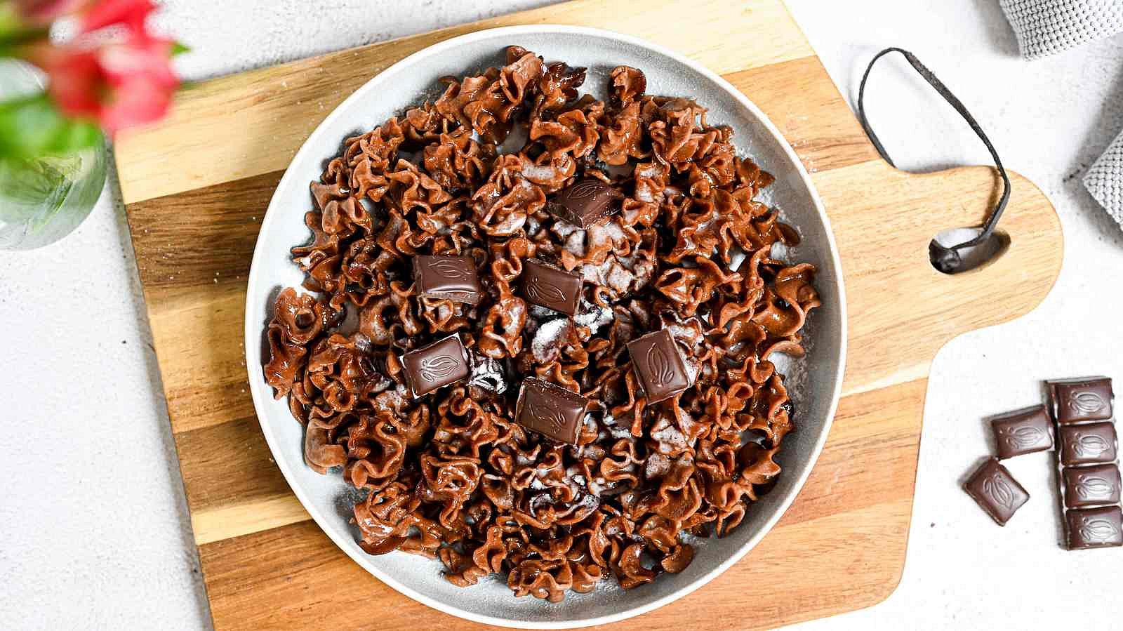 Čokoládové těstoviny s tvarohem a čokoládou