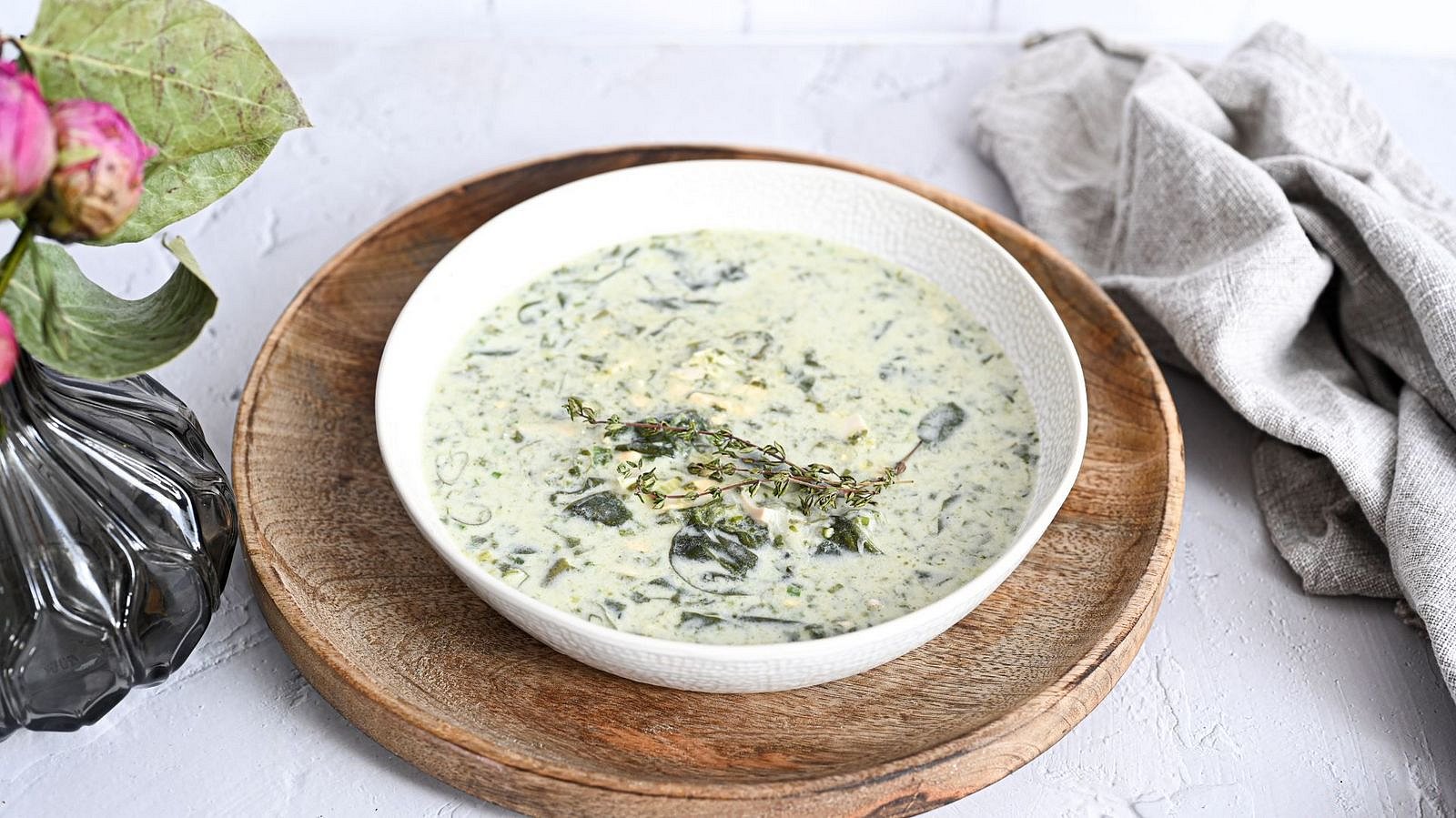 Bylinková polévka s vejcem natvrdo