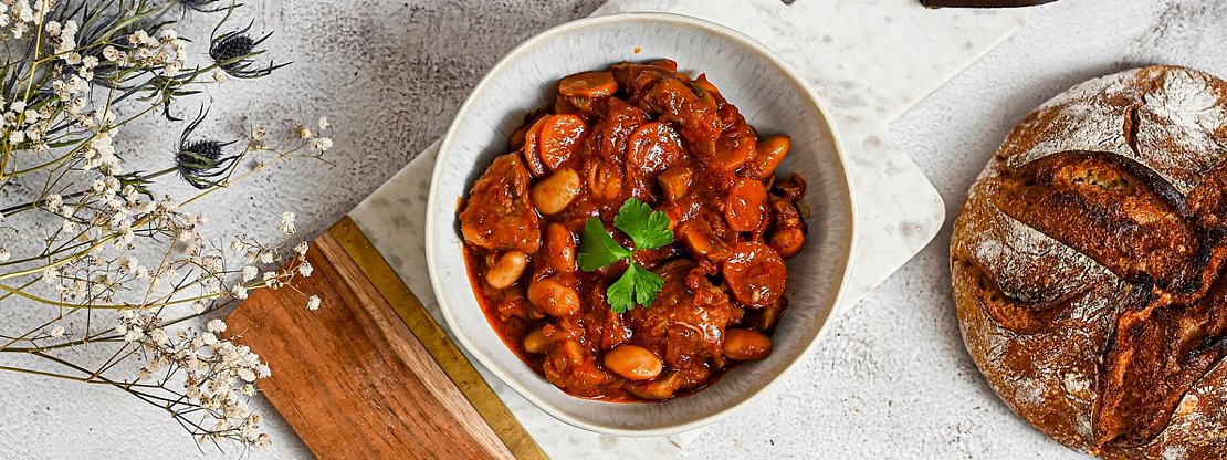 Krůtí maso se žampiony, fazolemi a rajčaty