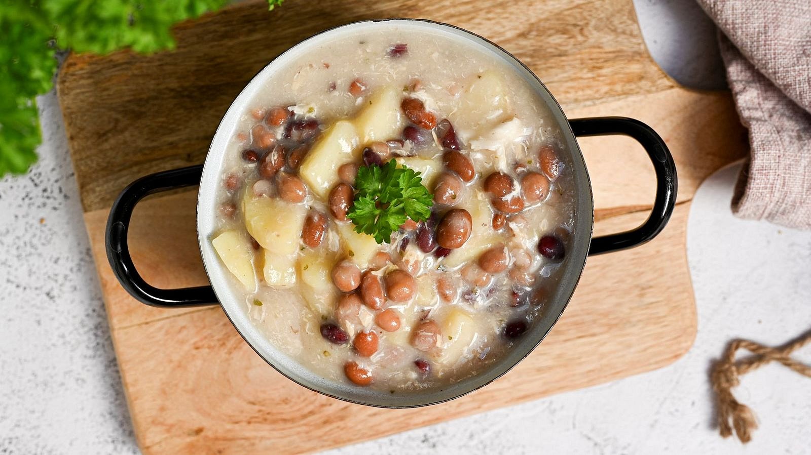 Fazolová polévka s vejcem