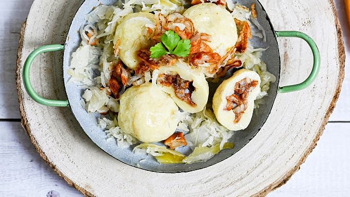 Bramborové knedlíky se škvarkami a zelím