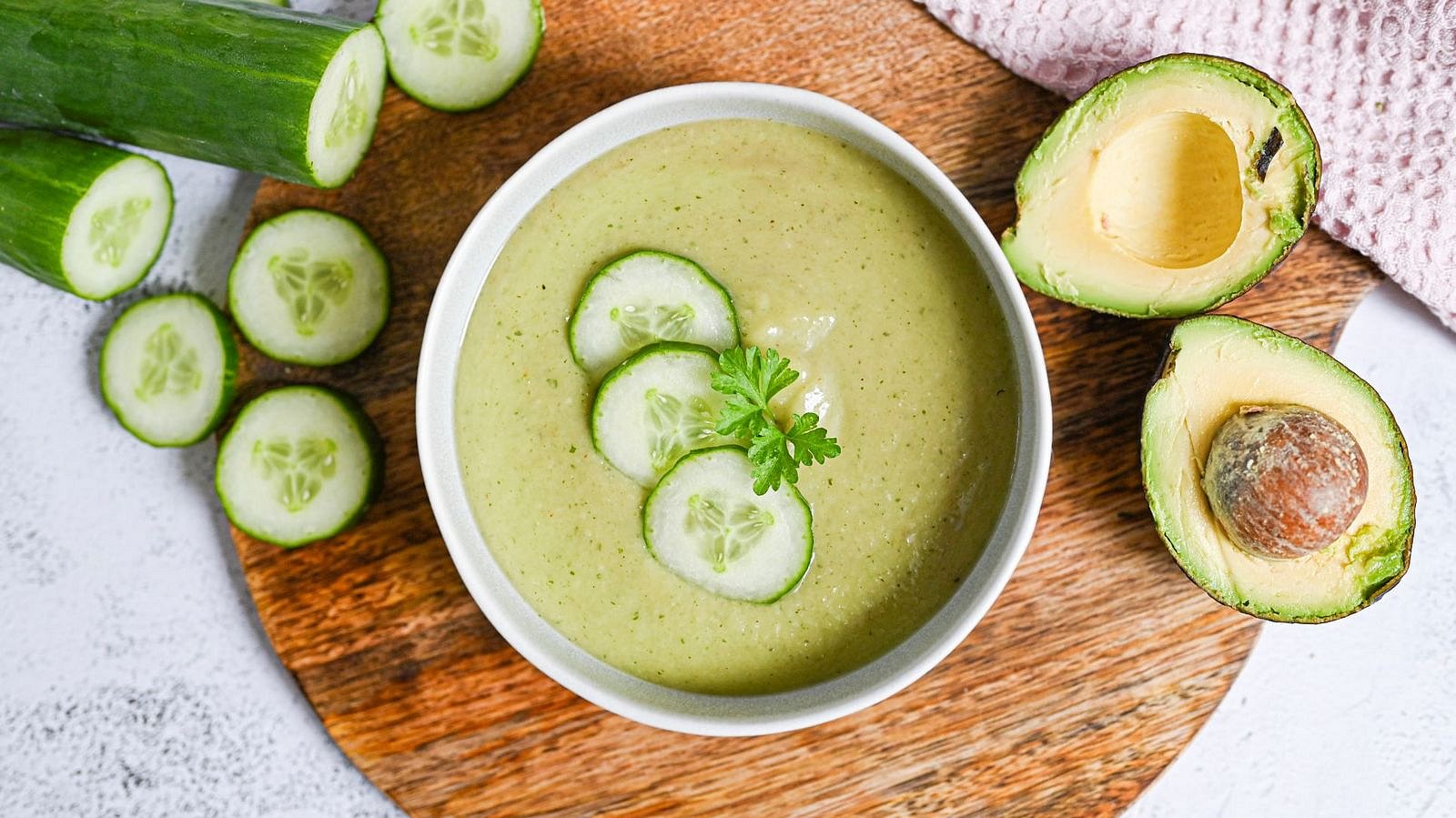 Gazpacho z okurek a avokáda