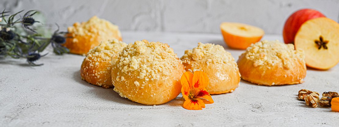 Kynuté koláče s jablky a drobenkou